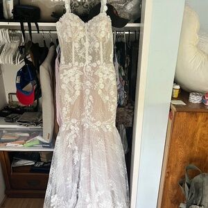 Wedding dress (EXCELLENT CONDITION)
